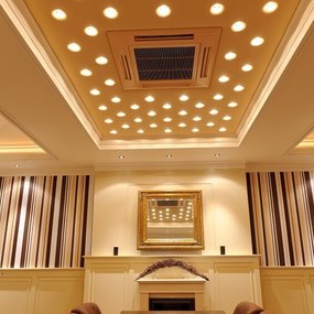 Elegantes Esszimmer mit moderner Deckenbeleuchtung, Kamin und stilvoller Wandgestaltung.