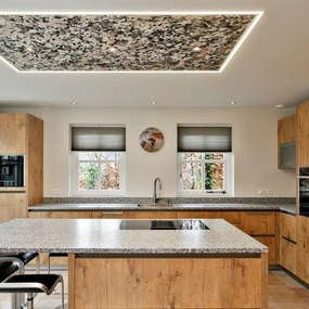 Moderne Küche mit Holzfronten, Granit-Arbeitsplatte und Kochinsel im eleganten Design.